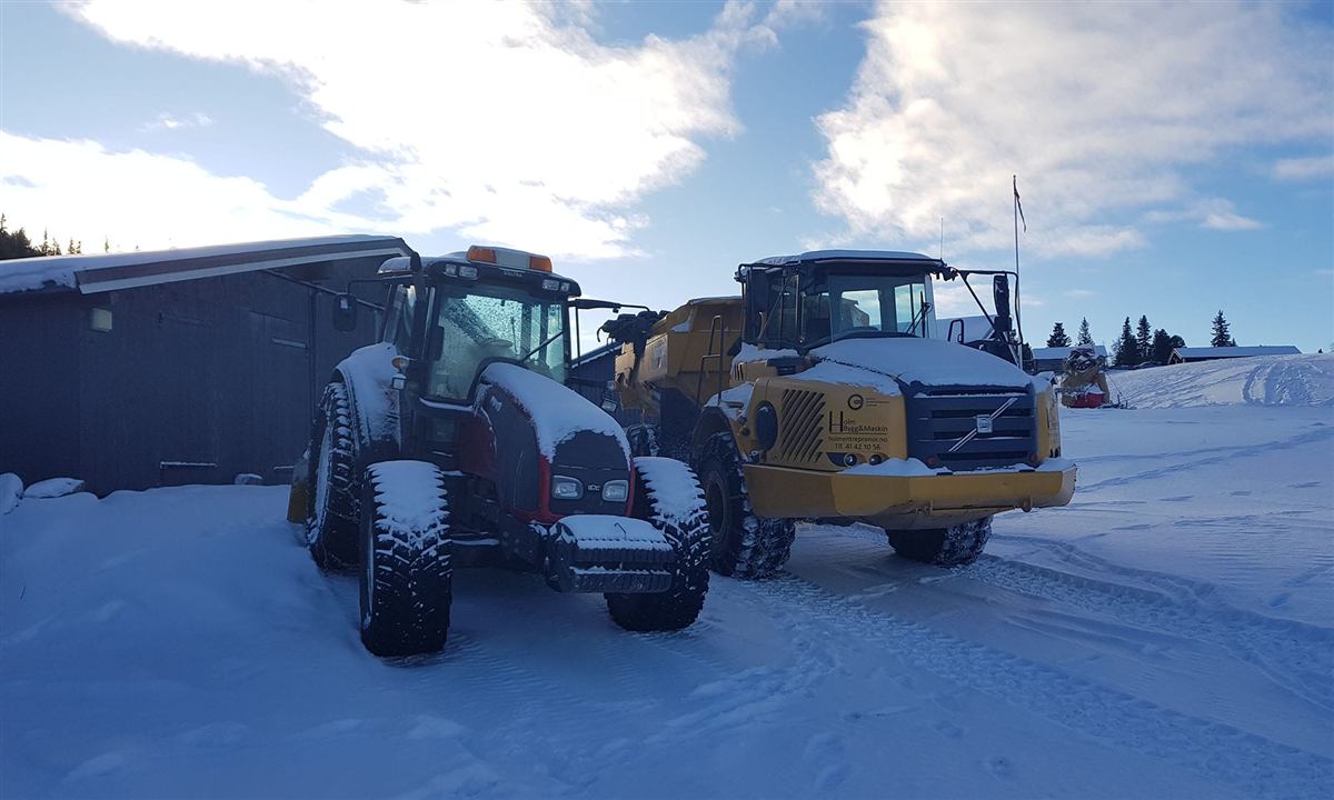Maskiner i vinterlandskap på fjellet